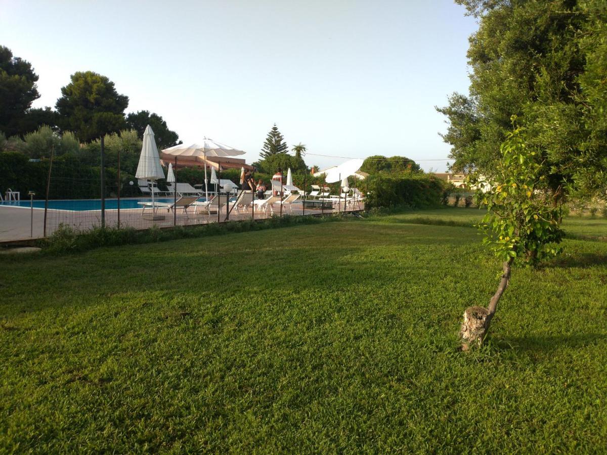 Villa Teti - Sicilia Кампофеличе-ди-Роччелла Экстерьер фото