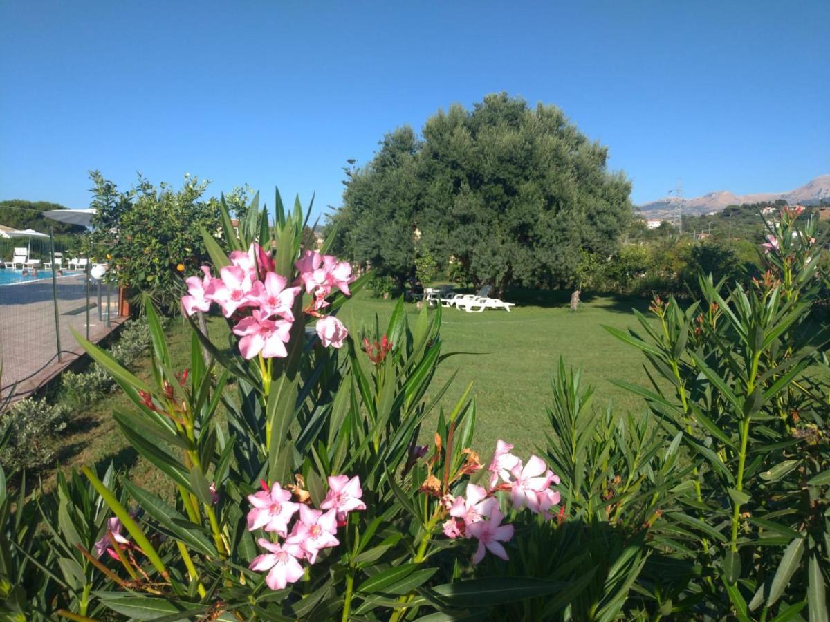 Villa Teti - Sicilia Кампофеличе-ди-Роччелла Экстерьер фото