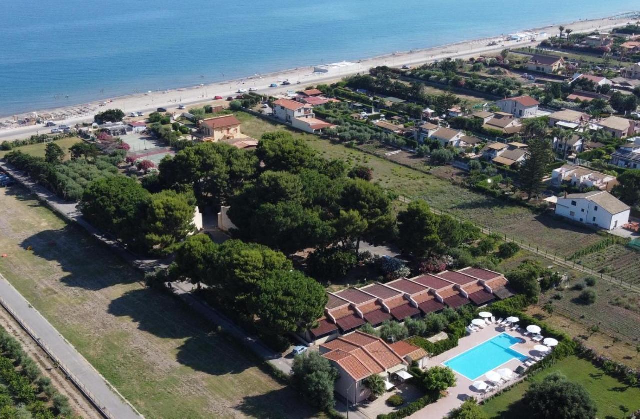 Villa Teti - Sicilia Кампофеличе-ди-Роччелла Экстерьер фото